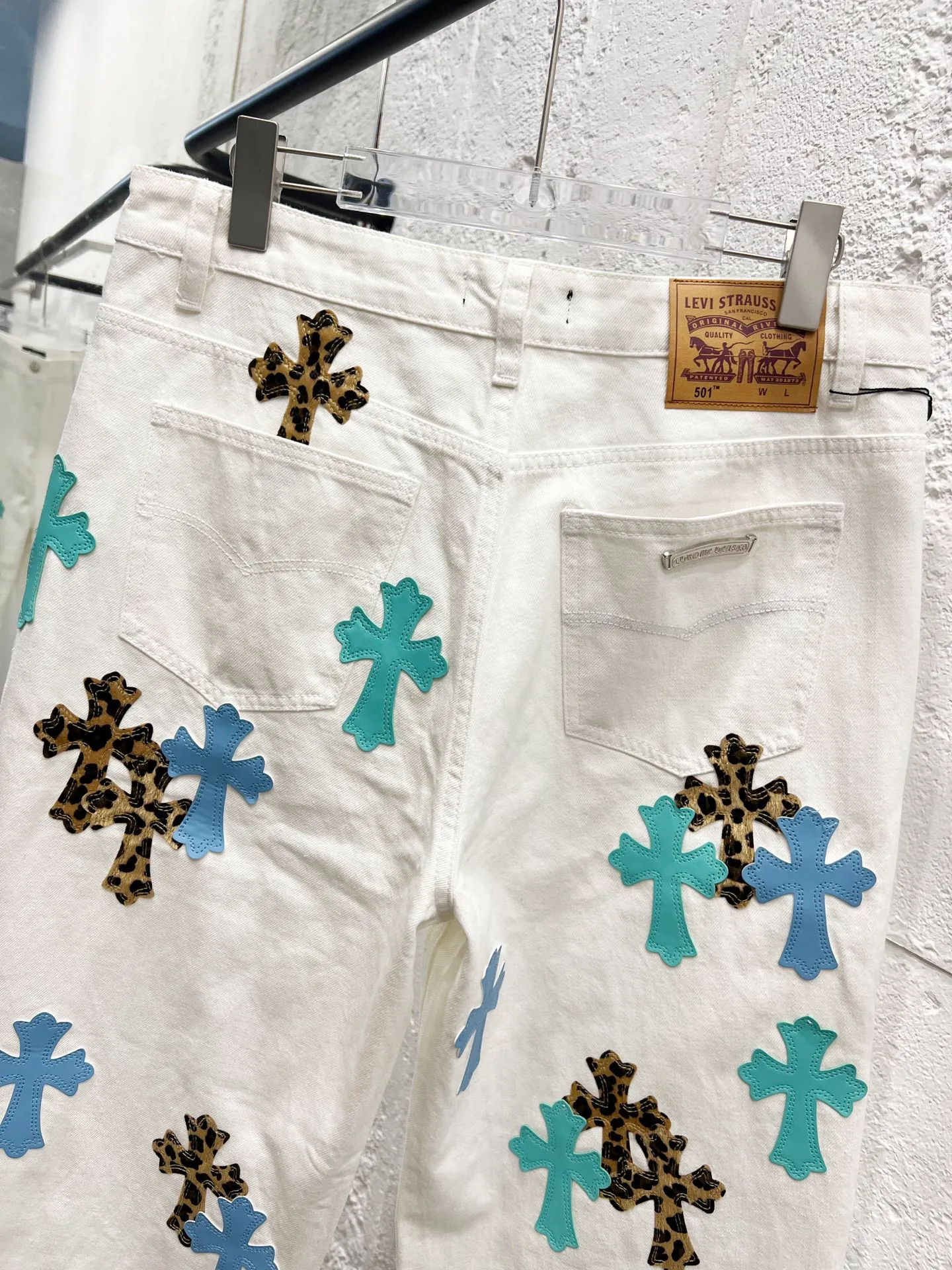 P250 Style number: H852 Chrome hearts & Chrome hearts 25ss blue leopard print cross patch leather jeans Chrome hearts’ logging pants are here! ! ! CH Croix Heart Double Knee Cross Patch Leather Bo1 Style Logging Pants Straight-leg Work Pants B136 Croix Heart Cross Sanskrit Overalls Price 24W Level, patchwork cross pattern embellishment, high-waisted washed jeans! ! Absolutely high-end luxury products, 1.9W level god-level single products, super popular products, made by top heavy industry, not to be missed. About Zangyin, this is an extremely luxurious fashion brand, which can also be called the nobles of the high street. It has always been an exclusive brand of some hipsters or rich second generation. Compared with ordinary high streets, it is more luxurious and noble. Compared with luxury brands, it has a more fashionable personality and has always been a brand that I have a special liking for. Imported yarn is custom-woven into high-density twill canvas, which ensures a crisp silhouette while also making the fabric feel very delicate. It follows the B01 classic silhouette, with a crisp and stylish upper body. The ready-made garments are stone-ground and fermented and washed, so they can be matched with any style. Buttons and zinc-brushed washable genuine YKK retro metal products. Double-layered canvas on the front. Perfect details. All hardware is perfect. Size: 30-32-34-36 Color: white pants, blue leather, leopard print